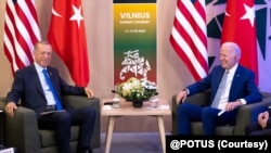 Beyaz Saray'dan bir sözcü VOA Türkçe'ye yaptığı açıklamada, "Cumhurbaşkanı Erdoğan'ı karşılıklı olarak uygun bir zamanda Beyaz Saray'da ağırlamayı sabırsızlıkla bekliyoruz. Ancak programlarımızı uyumlu hale getiremedik ve şu anda duyuracağımız bir ziyaret yok" dedi.