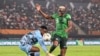 L'attaquant nigérian #9 Victor Osimhen (R) se bat pour le ballon avec le gardien camerounais #1 Fabrice Ondoa lors du match de football des huitièmes de finale de la Coupe d'Afrique des Nations (CAN) 2024, Abidjan, le 27 janvier 2024. (Photo Issouf SANOGO / AFP)