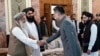 2023年9月13日，中國駐阿富汗大使趙星在喀布爾總統府與總理阿洪德握手。（美聯社照片）