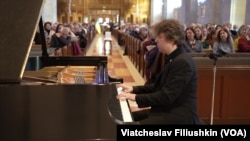 Павло Гінтов під час благодійного концерту у Вашингтонській церкві св. Анни. Фото: Viatcheslav Filiushkin/VOA