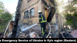 Обломки российской ракеты упали рядом с частным домом в Киевской области, Украина, 29 мая 2023 года