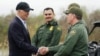 조 바이든 미국 대통령이 2월 29일 텍사스 남부 멕시코 국경 인근을 방문해 국경순찰대원들과 인사를 나누고 있다. (자료사진) 