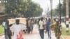 Pessoas deslocadas da província de Cabo Delgado caminham pelas ruas de Namapa, distrito de Erati, em Nampula, Moçambique, a 27 de fevereiro de 2024