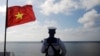 资料照片：2013年1月17日，一名越南海军士兵在南中国海的斯普拉特利群岛(越南称长沙群岛/中国称南沙群岛)的渔船礁岛站岗。（路透社照片）