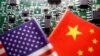 這是2023年2月17日拍攝的插圖照片，在印有半導體晶片的印刷電路板上顯示中國和美國的國旗。(路透社）