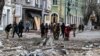 Херсон: команда спасателей у здания, пострадавшего от российского обстрела (архивное фото) 