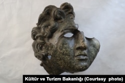 1960’lı yıllarda yoğun kaçakçılığa uğrayan Burdur’daki Boubon antik kentinden çıkarılan bazı eserler de iade edildi.