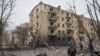 Vista de edificios residenciales gravemente dañados durante un ataque con misiles rusos, en medio del ataque de Rusia a Ucrania, en Kharkiv, Ucrania, el 23 de enero de 2024. 