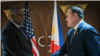 로이드 오스틴(왼쪽) 미 국방장관과 길베르토 테오도로 주니어 필리핀 국방장관이 지난해 11월 인도네시아 자카르타에서 회동하고 있다. (미 국방부 제공)