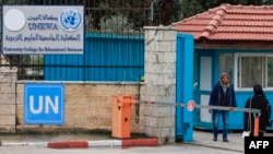 ARHIVA - Palestinci ispred ulaza u univerzitet kojim upravlja UNRWA na Zapadnoj obali (Foto: AFP/Jaafar Ashtiyeh)