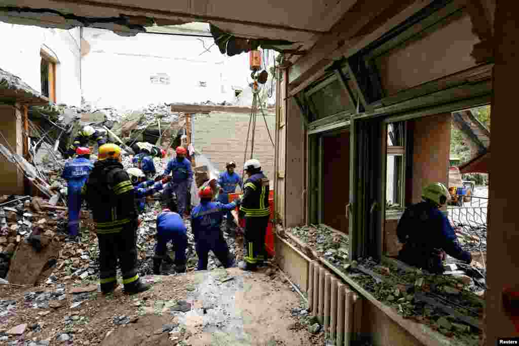 Un grupo de rescatistas trabajan en una zona de construcciones destruidas en Chernihiv, Ucrania, el 17 de abril de 2024. &nbsp; Rusia, que niega haber atacado a civiles, atacó con tres misiles de crucero Iskander, dijo el gobernador Vyacheslav Chaus a la emisora pública Suspilne. REUTERS/Valentyn Ogirenko