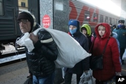 Жители Мариуполя под конвоем высаживаются из поезда в Нижнем Новгороде 7 апреля 2022 года,