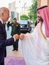 صدر بائیڈن کے سعودی عرب کے دارالحکومت جدہ میں السلمان محل آمد کے موقع پر ولی عہد محمد بن سلمان نے ان کا استقبال کیا۔