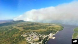 Esta imagen aérea cortesía de la Oficina de Manejo de Tierras del Servicio de Bomberos de Alaska muestra incendios cerca de la comunidad St. Mary, en Alaska, el 10 de junio de 2022.