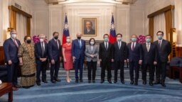2022年8月15日，台灣總統蔡英文會見美國聯邦參議院外交委員會亞太小組主席馬基率領的美國國會代表團。（AIT Facebook 圖片）