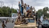 Talibanski borci slave prvi godišnjicu od osvajanja glavnog grada Avganistana, Kabula, ispred ambasade SAD u Kabulu, Avganistan, 15. avgusta 2022.