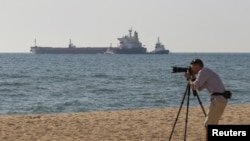 9일 한국행 곡물 수출선 '오션 라이언'호가 우크라이나 흑해 연안 초르노모르스크 항구에서 출항하는 장면을 취재기자가 촬영하고 있다. 
