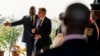 Президент ДРК Феликс Чисекеди приветствует госсекретаря Энтони Блинкена, в Киншасе, 9 августа 2022 года 