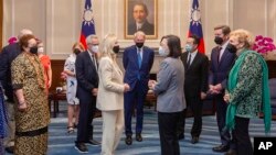 Predsednica Tajvana Cai Ing-ven razgovara sa članovima delegacije Kongresa SAD, tokom sastanka u Predsedničkoj kancelariji u Tajpeju, Tajvan, 15. avgusta 2022.