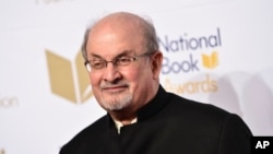 Tác giả Salman Rushdie.