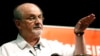 Tiểu thuyết gia Salman Rushdie phải thở máy sau khi bị đâm ở New York