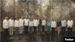 El mandatario cubano Miguel Díaz-Canel, quinto desde la izquierda, junto a las delegaciones del gobierno colombiano y del ELN. Foto: Twitter de Miguel Díaz-Canel.
