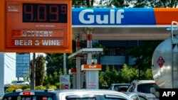 Цена бензина снизилась до 4,09 долларов за галлон на АЗС сети Gulf в Линнфилде, штат Массачусетс, 19 июля 2022 года