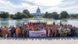 Masyarakat Indonesia di Washington, DC berpose di depan Gedung Capitol pada acara "Jalan Cantik Berkebaya" dalam rangka peringatan HUT RI ke-77. (courtesy: KBRI Washington DC)