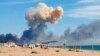 Dim koji se uzidže vidi se sa plaže na Sakiju, nakon eksplozije koja se čula iz pravca ruske vojne vazduhoplovne baze nedaleko od Novofedorvika, Krim, Ukrajina, 9. avgusta 2022.