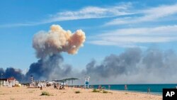 Dim koji se uzidže vidi se sa plaže na Sakiju, nakon eksplozije koja se čula iz pravca ruske vojne vazduhoplovne baze nedaleko od Novofedorvika, Krim, Ukrajina,9. avgusta 2022.