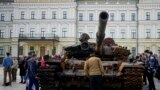 Подбитый российский танк выставлен на обозрение в Киеве. 23 мая 2022 г.