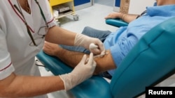 이탈리아 로마에서 의료진이 원숭이두창 백신을 접종하고 있다.(자료사진)