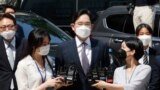 Pewaris Samsung Electronics Lee Jae-yong, tengah, tiba di Pengadilan Distrik Pusat Seoul di Seoul, Korea Selatan, pada 8 Juni 2020. (Foto: AP)