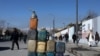 Продажа бензина на улицах Кабула. Фото Reuters, 27 января 2022 года