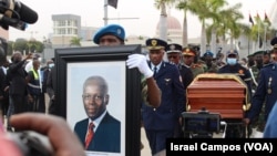 Restos mortais do antigo Presidente José Eduardo dos Santos chegam à Praça da República, em Luanda, para homenagem pública.