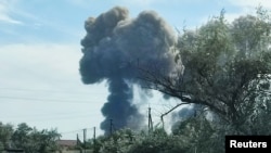 克里米亚半岛诺沃费多里夫卡附近的俄军基地发生爆炸后升起浓烟。(2022年8月9日)