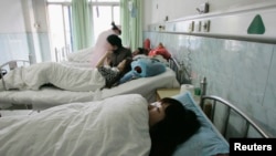 资料照：一名叫“小红”的女子被迫堕胎后躺在广州天河区医院的妇产科病房里。（2009年2月28日）