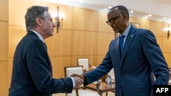 Antony Blinken (G), secrétaire d'Etat ya Amerika apesi mbote na président Paul Kagame (D) ya Rwanda, na village Urugwiro, na Kigali, le 11 août 2022