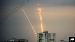 El lanzamiento de cohetes rusos contra Ucrania desde la región rusa de Belgorod se ve al amanecer en Kharkiv, Ucrania, el 15 de agosto de 2022.