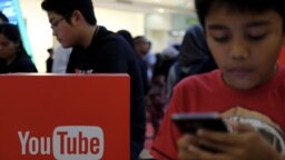 YouTuber termasuk ke dalam subsektor ekonomi kreatif yang dapat mengajukan pinjaman ke bank atau lembaga keuangan nonbank dengan jaminan hak kekayaan intelektual dari video-video yang mereka terbitkan (Courtesy Reuters/Beawiharta) 