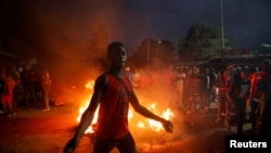 Los manifestantes protestan tras el anuncio de los resultados de las elecciones presidenciales de Kenia, en los barrios marginales de Kibera, en Nairobi, el 15 de agosto de 2022.