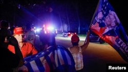 도널드 트럼프 전 미국 대통령 지지자들이 8일 플로리다주 팜비치에 있는 마라라고 리조트 앞에 모여있다. 