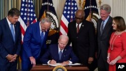 拜登总统在民主党参众议员的簇拥下在白宫将民主党人力推的有关气候变化与医疗保健的议案签署成法。(2022年8月16日)