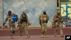Tri ruska plaćenika, desno, na fotografiji koju je objavila francuska vojska 6. januara 2022, u severnom Maliju.