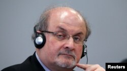 ARCHIVO: El autor Salman Rushdie escucha durante la conferencia de prensa inaugural de la feria del libro de Frankfurt, Alemania, 13 de octubre de 2015. REUTERS/Ralph Orlowski//Foto de archivo