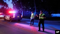 Arhiva - Policija usmerava saobraćaj ispred ulaza u letnjikovac bivšeg predsednika Donalda Trampa, Mar -a-Lago, 8. avgusta 2022, u Palm Biču, Florida, dok FBI vrši pretres.