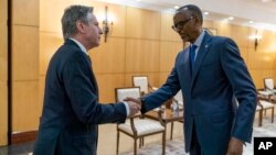 រដ្ឋមន្ត្រី​ការបរទេស​សហរដ្ឋ​អាមេរិក​លោក Antony Blinken (ឆ្វេង) ជួប​ជាមួយ​ប្រធានាធិបតី​ប្រទេស​រវ៉ាន់ដា​លោក Paul Kagame នៅ​ការិយាល័យ​ប្រធានាធិបតី​នៅក្នុង​ទីក្រុង​គីហ្គាលី ប្រទេស​រវ៉ាន់ដា នៅ​ថ្ងៃព្រហស្បតិ៍ ទី១១ ខែសីហា ឆ្នាំ២០២២។