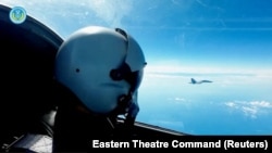 中国军队东部战区发布的照片显示，一名中国飞行员驾驶战机参加台湾周边海空领域举行的军演。（2022年8月9日）