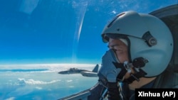 中共官媒新華社發布的照片顯示，中國東部戰區一名飛行員駕駛戰機參加台灣周邊海空領域舉行的軍演。 （2022年8月7日）