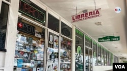 Librería "Revistas & Periódicos", ubicada en el suroeste de Miami, Florida. [Foto: Luis F. Rojas, VOA].